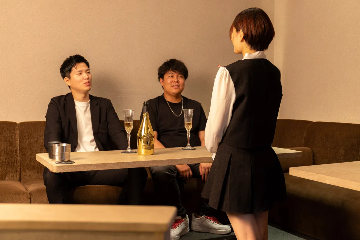 明るく個性豊かなキャストがお出迎え
